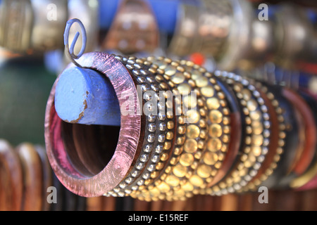 Bracelets d'or à vendre à un souk au Maroc Banque D'Images
