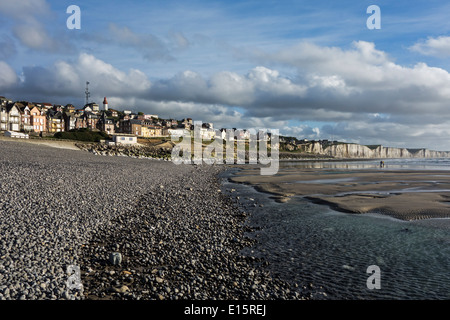 Vue sur les falaises de craie et le village Ault vu de la plage de galets, Somme, Picardie, France Banque D'Images