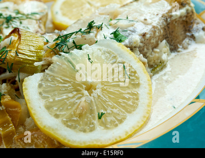 Flétan noir dans la crème de citron. servi avec légumes frais, citron Banque D'Images