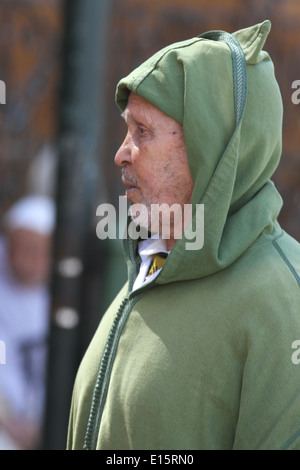 Marocaine homme portant une djellaba balade dans la ville de Chefchaouen, Maroc Banque D'Images