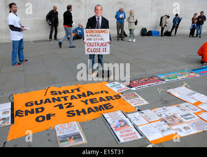 Protestation de Guantanamo, Trafalgar Square, Londres. Protestation contre la détention sans procès de terroristes présumés à Guantanamo Bay, dont certains sont là depuis plus de 12 ans. Banque D'Images