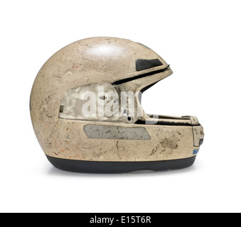Casque de moto s'est écrasé sur fond blanc. Clipping path Banque D'Images
