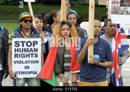 Londres, Royaume-Uni. 23 mai, 2014. Protestation contre les violations des droits de l'homme en Éthiopie contre le peuple Oromo (également connu sous le nom de Galla) en face du Parlement Banque D'Images