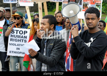 Londres, Royaume-Uni. 23 mai, 2014. Protestation contre les violations des droits de l'homme en Éthiopie contre le peuple Oromo (également connu sous le nom de Galla) en face du Parlement Banque D'Images