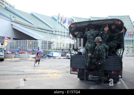 Bangkok, Thaïlande 23 Mai 2014.Les soldats thaïlandais avant de quitter la zone nearUN montent la garde à l'immeuble. L'armée a convoqué à l'ensemble de l'ancien gouvernement et les membres de la famille Shinawatra politiquement influents un jour après qu'il a pris le contrôle en un coup d'État sanglant. Crédit : John Vincent/Alamy Live News Banque D'Images