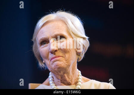 Hay-on-Wye, au Pays de Galles, Royaume-Uni Le vendredi 23 mai 2014 MARY BERRY parlant au jour 2 de la Hay Festival 2014, Powys, Wales UK Crédit : Jeff Morgan/Alamy Live News Banque D'Images