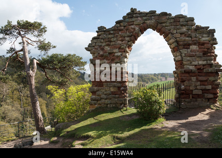 L'arc gothique, Grotto Hill, Hawkstone Park Follies, Weston-under-Redcastle, Shropshire Banque D'Images