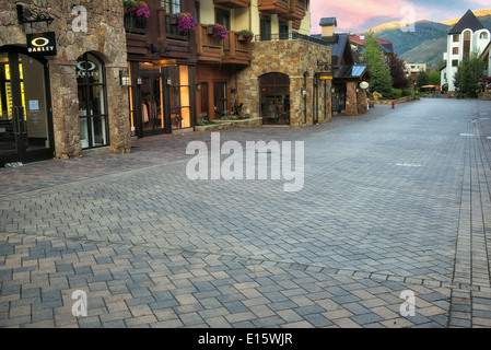 Chaussée de pierre, à Vail Village. Vail, Colorado Banque D'Images