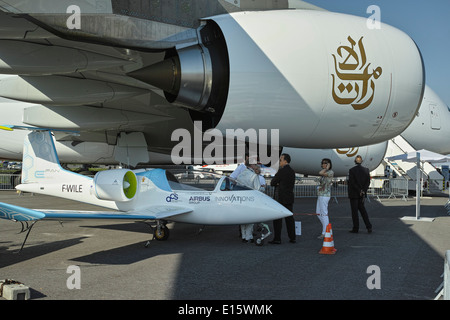 E-Fan - le premier avion électrique de groupe Airbus 'Innovations'. Twogether avec Airbus A-380 sur l'affichage ILA Airshow 2014. Banque D'Images