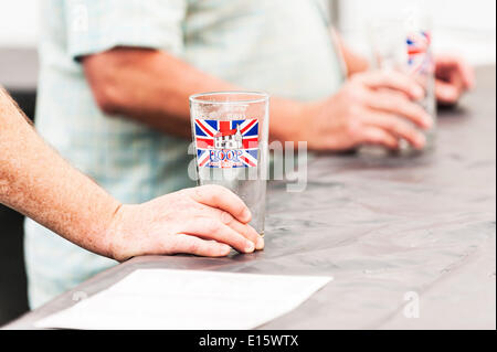 Stock, Essex. 23 mai, 2014. Un client en attente d'être servi le jour de l'ouverture de la FÊTE DE LA BIÈRE du cerceau, les plus célèbres d'Essex, la fête de la bière. Au cours des vingt dernières années, le cerceau, la fête de la bière en stock Village est devenu un événement annuel, dessin de graves on dîne bière folk. Photographe : Gordon 1928/Alamy Live News Banque D'Images