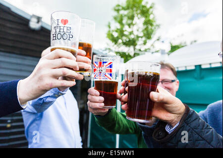 Stock, Essex. 23 mai, 2014. La real ale fans célèbrent le jour de l'ouverture de la FÊTE DE LA BIÈRE du cerceau, les plus célèbres d'Essex pub beer festival. Au cours des vingt dernières années, le cerceau, la fête de la bière en stock Village est devenu un événement annuel, dessin de graves on dîne bière folk. Photographe : Gordon 1928/Alamy Live News Banque D'Images