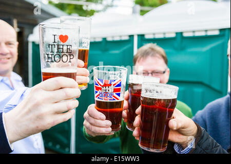 Stock, Essex. 23 mai, 2014. La real ale fans célèbrent le jour de l'ouverture de la FÊTE DE LA BIÈRE du cerceau, les plus célèbres d'Essex pub beer festival. Au cours des vingt dernières années, le cerceau, la fête de la bière en stock Village est devenu un événement annuel, dessin de graves on dîne bière folk. Photographe : Gordon 1928/Alamy Live News Banque D'Images