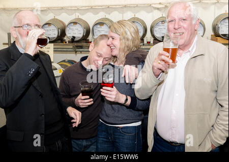 Stock, Essex. 23 mai, 2014. Profitant de leurs buveurs de vraie bière le jour de l'ouverture de la FÊTE DE LA BIÈRE du cerceau, les plus célèbres d'Essex pub beer festival. Au cours des vingt dernières années, le cerceau, la fête de la bière en stock Village est devenu un événement annuel, dessin de graves beer folk on dîne d'aussi loin que la Norvège et l'Australie. Photographe : Gordon 1928/Alamy Live News Banque D'Images
