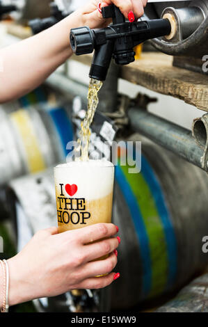 Stock, Essex. 23 mai, 2014. La première pinte de vraie bière est versé le jour de l'ouverture de la FÊTE DE LA BIÈRE du cerceau, les plus célèbres d'Essex pub beer festival. Au cours des vingt dernières années, le cerceau, la fête de la bière en stock Village est devenu un événement annuel, dessin de graves on dîne bière folk. Photographe : Gordon 1928/Alamy Live News Banque D'Images