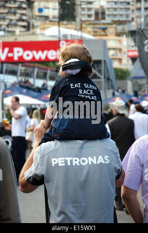 Monte Carlo, Monaco. 23 mai, 2014. La bohème, jeunes et vieux, profiter de l'atmosphère au monaco grand prix le vendredi soir avant la course reprend le samedi à Monaco le Grand Prix de Formule 1. Crédit : Kevin Bennett/Alamy Live News Banque D'Images