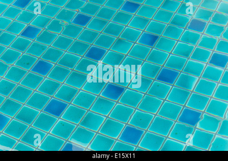 Réflexion sur les vagues de l'eau clair bleu piscine avec fond mosaïque Banque D'Images