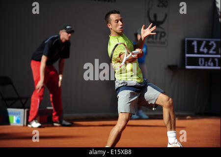 Düsseldorf, Allemagne. 23 mai, 2014. De Commentaires (GER) renvoie la balle au cours de la demi-finale de l'Open de Düsseldorf à Rochusclub le vendredi. Photo : Miroslav Dakov/ Alamy Live News Banque D'Images