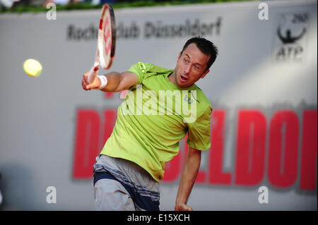 Düsseldorf, Allemagne. 23 mai, 2014. De Commentaires (GER) renvoie la balle avec un revers à une main au cours de la demi-finale de l'Open de Düsseldorf à Rochusclub le vendredi. Photo : Miroslav Dakov/ Alamy Live News Banque D'Images