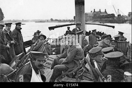 Soldats britanniques et australiens sur une barge de troupes de la première Guerre mondiale en Belgique 1916 Banque D'Images