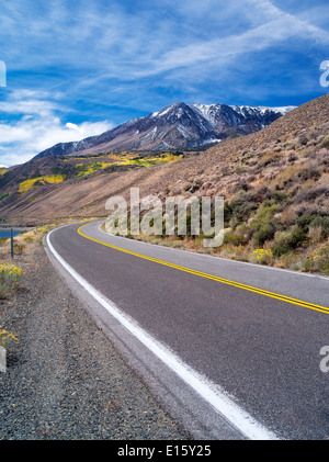 En juin route Lacs Loupe. La Sierra Nevada, en Californie Banque D'Images