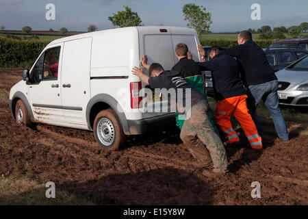 Exeter, Devon, UK. 23 mai, 2014. Devon County Show annulé à cause de problèmes de sécurité en raison de fortes pluies. La pluie parkings gauche inutilisable. Obtenez de l'aide de tracteurs voitures dans la boue profonde. Crédit : Anthony Collins/Alamy Live News Banque D'Images