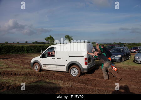 Exeter, Devon, UK. 23 mai, 2014. Devon County Show annulé à cause de problèmes de sécurité en raison de fortes pluies. La pluie parkings gauche inutilisable. Obtenez de l'aide de tracteurs voitures dans la boue profonde. Crédit : Anthony Collins/Alamy Live News Banque D'Images
