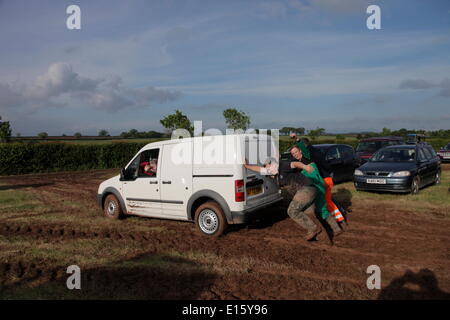 Exeter, Devon, UK. 23 mai, 2014. Devon County Show annulé à cause de problèmes de sécurité en raison de fortes pluies. La pluie parkings gauche inutilisable. Obtenez de l'aide de tracteurs voitures dans la boue profonde. Crédit : Anthony Collins/Alamy Live News Banque D'Images