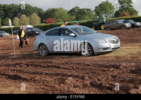Exeter, Devon, UK. 23 mai, 2014. Devon County Show annulé à cause de problèmes de sécurité en raison de fortes pluies. La pluie parkings gauche inutilisable. Obtenez de l'aide de tracteurs voitures dans la boue profonde. Crédit : Anthony Collins/Alamy Live News Banque D'Images