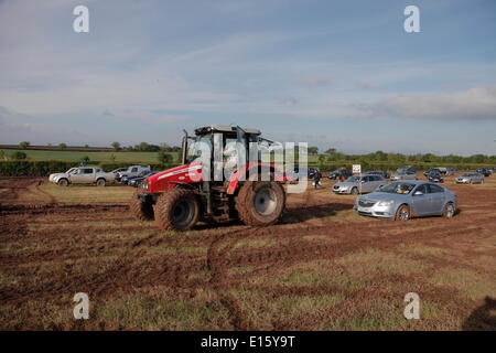 Exeter, Devon, UK. 23 mai, 2014. Devon County Show annulé à cause de problèmes de sécurité en raison de fortes pluies. La pluie parkings gauche inutilisable. Obtenez de l'aide de tracteurs voitures dans la boue profonde. Crédit : Anthony Collins/Alamy Live News Banque D'Images