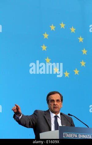 Athènes, Grèce. 23 mai, 2014. Le Premier ministre grec Antonis Samaras prononce un discours devant ses partisans au centre-droit du parti Nouvelle démocratie électorale principale la place Syntagma à Athènes, Grèce, le 23 mai 2014. Le Premier ministre grec Antonis Samaras le vendredi soir a exhorté les électeurs grecs de voter en faveur de la stabilité politique" plutôt que "risque une retraite à l'incertitude' dans le prochain 25 mai les élections pour le Parlement européen et la Grèce conseils municipaux et régionaux. Credit : Marios Lolos/Xinhua/Alamy Live News Banque D'Images