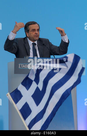 Athènes, Grèce. 23 mai, 2014. Le Premier ministre grec Antonis Samaras prononce un discours devant ses partisans au centre-droit du parti Nouvelle démocratie électorale principale la place Syntagma à Athènes, Grèce, le 23 mai 2014. Le Premier ministre grec Antonis Samaras le vendredi soir a exhorté les électeurs grecs de voter en faveur de la stabilité politique" plutôt que "risque une retraite à l'incertitude' dans le prochain 25 mai les élections pour le Parlement européen et la Grèce conseils municipaux et régionaux. Credit : Marios Lolos/Xinhua/Alamy Live News Banque D'Images