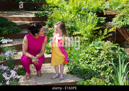 Susanna Reid dans le premier jardin tactile célébrant le travail de l'unité néonatale du St George's Hospital, Chelsea Flower Show Banque D'Images