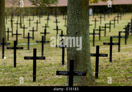 AJAXNETPHOTO. L'année 2005. FRICOURT,SOMME,PICARDIE,FRANCE. - Cimetière ALLEMAND JUSTE EN DEHORS DU VILLAGE. PHOTO:JONATHAN EASTLAND/AJAX REF:D52110/657 Banque D'Images