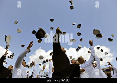 US Naval Academy diplômé aspirants de mélanger leurs chapeaux en l'air pour célébrer la fin de l'ouverture et l'obtention de leur diplôme, 23 mai 2014 à Baltimore, Maryland. Banque D'Images