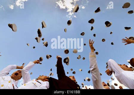 US Naval Academy diplômé aspirants de mélanger leurs chapeaux en l'air pour célébrer la fin de l'ouverture et l'obtention de leur diplôme, 23 mai 2014 à Baltimore, Maryland. Banque D'Images