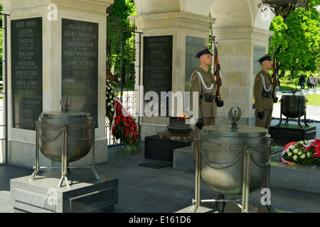 Garde d'honneur qui a eu lieu sur la Tombe du Soldat inconnu à Varsovie, Pologne. Banque D'Images