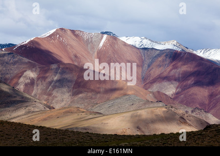 Paysage de montagne dans la région de Tso Kar, Rupshu, Changtang, le Ladakh, le Jammu-et-Cachemire, l'Inde Banque D'Images