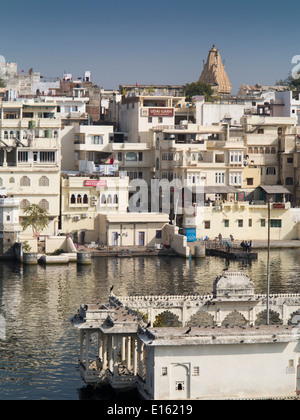 L'Inde, Rajasthan, Udaipur, Moun Mandir, temple dans le lac Pichola avec Jagdish Temple sur skyline Banque D'Images