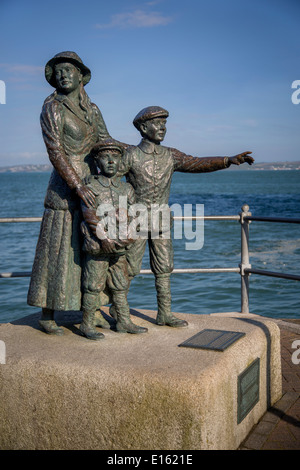 Annie Moore statue à Cobh, Irlande. À 15 ans, avec ses 2 frères ont été les premiers immigrants traitées à Ellis Island à New York Banque D'Images