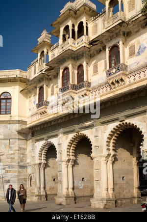 L'Inde, Rajasthan, Udaipur, Gangori Ghat, Musée Bagore Ki Haveli arches Banque D'Images