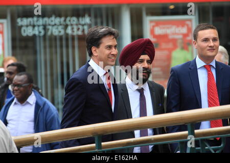 Ilford, Royaume-Uni. 23 mai, 2014. Leader du travail Ed Miliband Ilford visites à féliciter les conseillers locaux du travail après qu'ils ont gagné le contrôle de Redbridge Conseil pour la première fois dans leurs 50 ans d'histoire. Credit : Hot Shots/Alamy Live News Banque D'Images