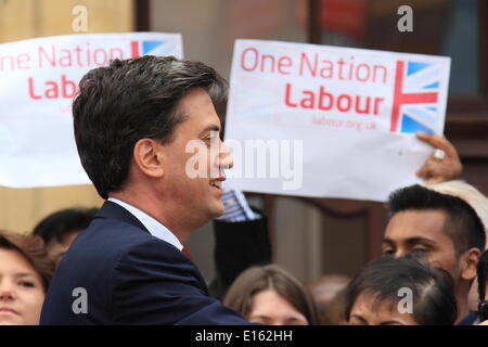 Ilford, Royaume-Uni. 23 mai, 2014. Leader du travail Ed Miliband Ilford visites à féliciter les conseillers locaux du travail après qu'ils ont gagné le contrôle de Redbridge Conseil pour la première fois dans leurs 50 ans d'histoire. Credit : Hot Shots/Alamy Live News Banque D'Images