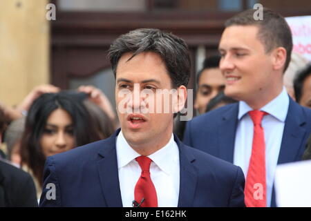 Ilford, Royaume-Uni. 23 mai, 2014. Leader du travail Ed Miliband Ilford visites à féliciter les conseillers locaux du travail après qu'ils ont gagné le contrôle de Redbridge Conseil pour la première fois dans leurs 50 ans d'histoire. Credit : Hot Shots/Alamy Live News Banque D'Images