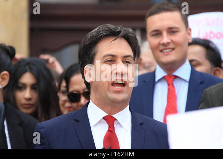 Ilford, Royaume-Uni. 23 mai, 2014. Leader du travail Ed Miliband Ilford visites à féliciter les conseillers locaux du travail après qu'ils ont gagné le contrôle de Redbridge Conseil pour la première fois dans leurs 50 ans d'histoire. Credit : Hot Shots/Alamy Live News Banque D'Images