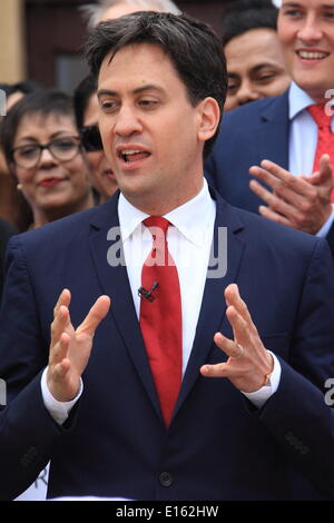 Ilford, Royaume-Uni. 23 mai, 2014. Leader du travail Ed Miliband Ilford visites à féliciter les conseillers locaux du travail après qu'ils ont gagné le contrôle de Redbridge Conseil pour la première fois dans leurs 50 ans d'histoire. Credit : Hot Shots/Alamy Live News Banque D'Images