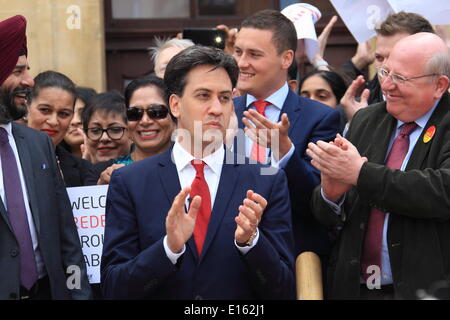 Ilford, Royaume-Uni. 23 mai, 2014. Leader du travail Ed Miliband Ilford visites à féliciter les conseillers locaux du travail après qu'ils ont gagné le contrôle de Redbridge Conseil pour la première fois dans leurs 50 ans d'histoire. Credit : Hot Shots/Alamy Live News Banque D'Images