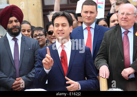 Ilford, Royaume-Uni. 23 mai, 2014. Leader du travail Ed Miliband Ilford visites à féliciter les conseillers locaux du travail après qu'ils ont gagné le contrôle de Redbridge Conseil pour la première fois dans leurs 50 ans d'histoire. Credit : Hot Shots/Alamy Live News Banque D'Images