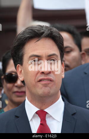 Ilford, Royaume-Uni. 23 mai, 2014. Leader du travail Ed Miliband Ilford visites à féliciter les conseillers locaux du travail après qu'ils ont gagné le contrôle de Redbridge Conseil pour la première fois dans leurs 50 ans d'histoire. Credit : Hot Shots/Alamy Live News Banque D'Images
