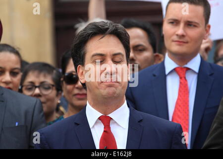 Ilford, Royaume-Uni. 23 mai, 2014. Leader du travail Ed Miliband Ilford visites à féliciter les conseillers locaux du travail après qu'ils ont gagné le contrôle de Redbridge Conseil pour la première fois dans leurs 50 ans d'histoire. Credit : Hot Shots/Alamy Live News Banque D'Images