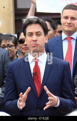 Ilford, Royaume-Uni. 23 mai, 2014. Leader du travail Ed Miliband Ilford visites à féliciter les conseillers locaux du travail après qu'ils ont gagné le contrôle de Redbridge Conseil pour la première fois dans leurs 50 ans d'histoire. Credit : Hot Shots/Alamy Live News Banque D'Images